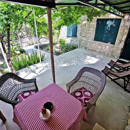 Ante Apartment *